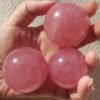 马达加斯加超级粉水晶球1 Esfera de cuarzo rosa natural bola pulida a mano 40–45 mm AAA+ Asterismo de 6 rayosBola de adivinación curativa de cristal Energía cristalina Regalos para parejas regalos para la familia 1 pieza